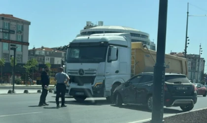 ÇERKEZKÖY’DE 29 EKİM CADDESİNDE KAZA: KAMYON VE BİNEK ARAÇ ÇARPIŞTI