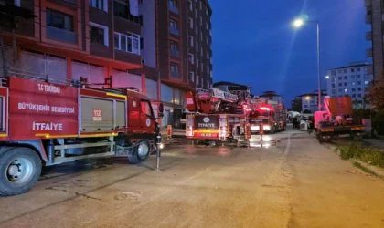 ÇERKEZKÖY’DE APARTMAN ÇATISINDA KORKUTAN YANGIN: MAHSUR KALANLAR KURTARILDI