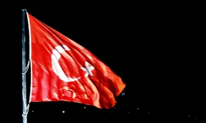 SÜLEYMANPAŞA SEMALARINDA AY YILDIZLI GURUR: 59. KİRAZ FESTİVALİ’NDE UNUTULMAZ BAYRAK SÜRPRİZİ!