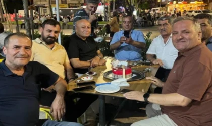 BELEDİYE MECLİSİ ÜYESİ SUAT ÖZGÜCÜ’YE ARKADAŞLARINDAN YAŞ GÜNÜ SÜRPRİZİ