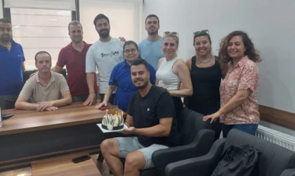 BSH ÇALIŞANI GÖKAY TURGAY’A ARKADAŞLARINDAN SÜRPRİZ YAŞ GÜNÜ KUTLAMASI