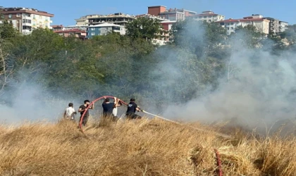VELİKÖY’DE OTLUK ALANDA ÇIKAN YANGIN KORKUTTU