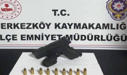 BİR ARAÇTA RUHSATSIZ TABANCA ELE GEÇİRİLDİ