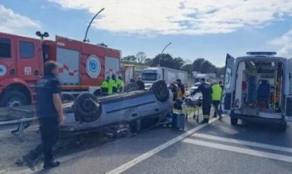 OTOMOBİL BARIYERE ÇARPIP TAKLA ATTI