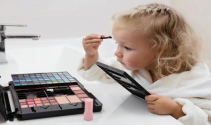 ÇOCUKLARDA MAKYAJ YAŞI 7’YE DÜŞTÜ