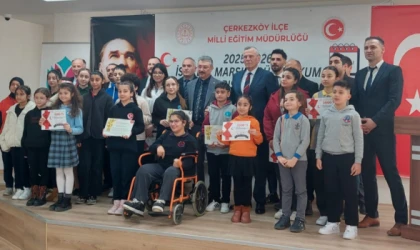 İSTİKLAL MARŞI’NI GÜZEL OKUMA YARIŞMALARINDA DERECEYE GİREN ÖĞRENCİLER ÖDÜLLENDİRİLDİ