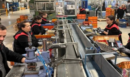 METAL İŞÇİLERİNDEN “DONUP KALMA” EYLEMİ