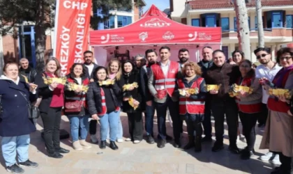 ÇERKEZKÖY’DE KADINLARA ÇİÇEK VE MARTENİÇKA DAĞITILDI