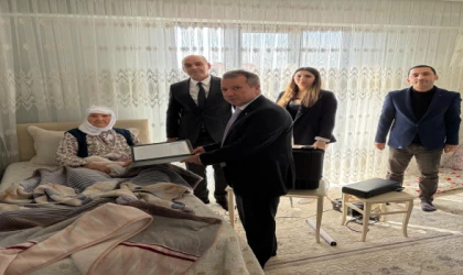 KAYMAKAM GÜRDAL, 100 YAŞINDAKİ ZEYNEP HANIM’A GEÇİCİ KİMLİK BELGESİNİ TAKDİM ETTİ