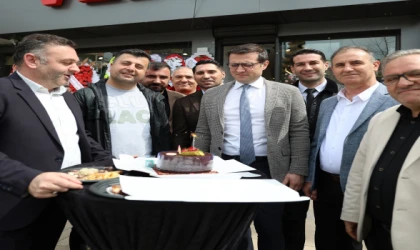 BAŞKAN AKAY VE PROTOKOL ÜYELERİNDEN ERKAN ZÜMBÜL’E SÜRPRİZ DOĞUM GÜNÜ KUTLAMASI