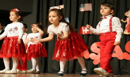 ÇERKEZKÖY’DE 23 NİSAN COŞKUSU: MİNİKLER SAHNEDE GÖZ DOLDURDU