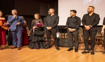 TÜRKÜLERLE ZAMAN YOLCULUĞU: SALON DOLDU, DUYGULAR TAŞTI