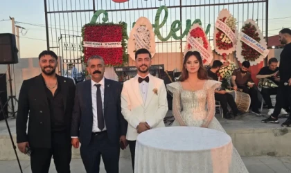 ÖZREK VE DEMİREL AİLELERİNİN EN MUTLU GÜNÜ: RÜMEYSA VE FIRAT DÜNYAEVİNE GİRDİ