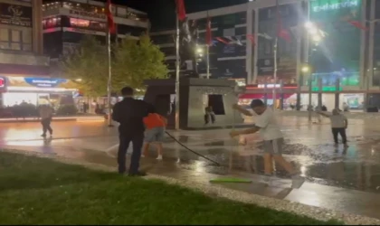 Belediye Meydanı’nda dip köşe temizlik