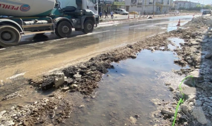 Patlayan Su Borusu Caddede Göle Dönüştü