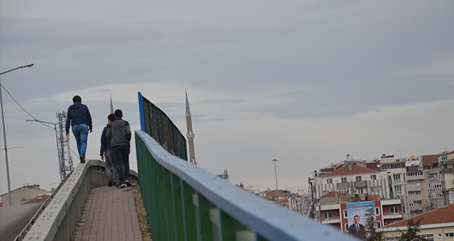 CANINI HİÇE SAYDI, KORKULUKLARIN ÜZERİNDE 25 METRE YÜRÜDÜ