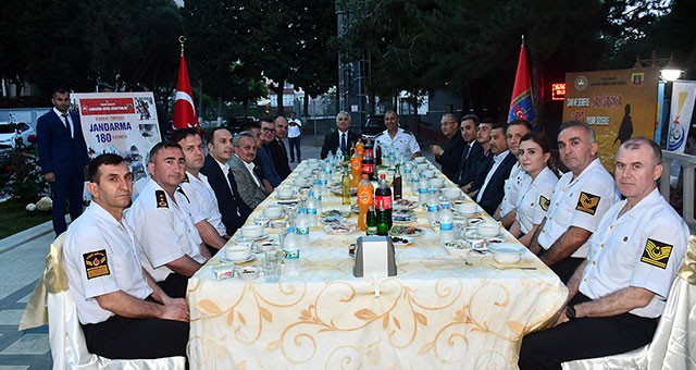 VALİ YILDIRIM MEHMETÇİKLE İFTAR YAPTI